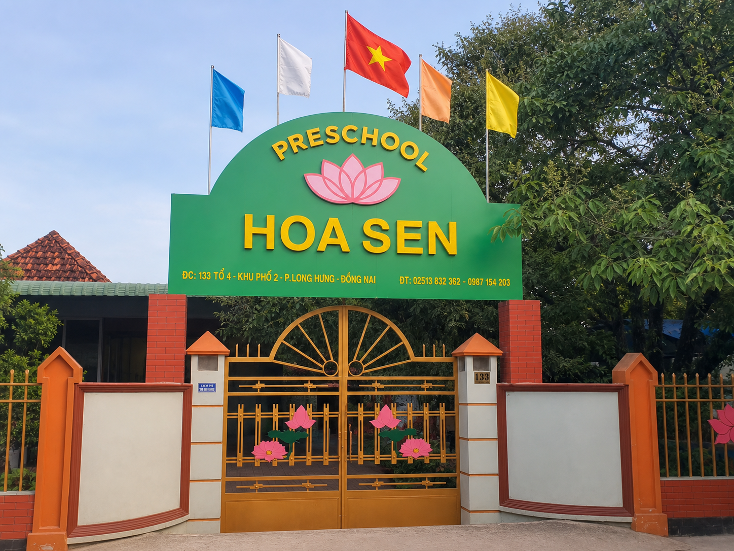 Cổng trường và khuôn viên xanh tại Hoa Sen Preschool